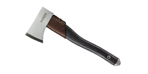 WOOX AX1 er en allsidig tomahawk med høykarbonstål, ergonomisk hickory-håndtak og perfekt vekt-til-effekt-forhold for effektivt friluftsliv.